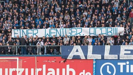 Dieses Banner im Fanblock der Hansa-Fans sorgt für Empörung
