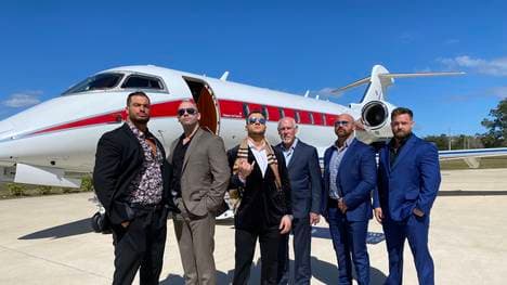 MJF (3.v.r.) ist bei AEW der Anführer der neuen Gruppierung The Pinnacle