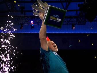 Peter Wright hat eine schwierige Saison hinter sich - kann er ausgerechnet zum Höhepunkt seine beste Form zeigen? Und welches Kostüm wählt er zum WM-Auftakt? Die Darts-WM ab dem 15. Dezember live auf SPORT1.
