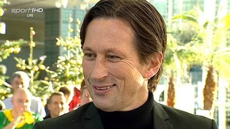 Roger Schmidt stellt sich vor seine Youngsters