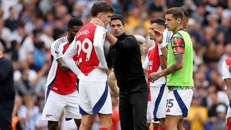 Trainer Mikel Arteta (M., mit Kai Havertz) ist nicht zufrieden