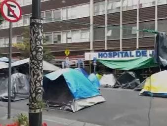 Kurz vor dem WM-Eröffnungsspiel zwischen Mexiko und Südafrika sorgen streikende Lehrer in Mexiko-Stadt für Chaos. Die Demonstranten fordern höhere Löhne und blockieren wichtige Straßen.