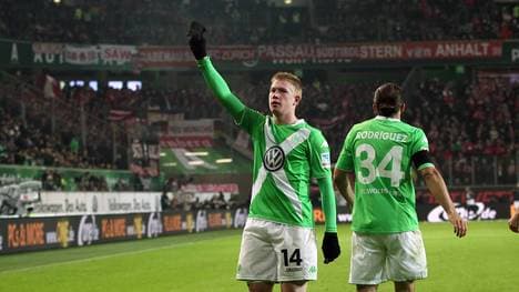 Kevin De Bruyne (l.) widmet seine Tore dem verstorbenen Junior Malanda