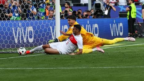 Türkei gerät durch ein Eigentor mit 0:2 in Rückstand