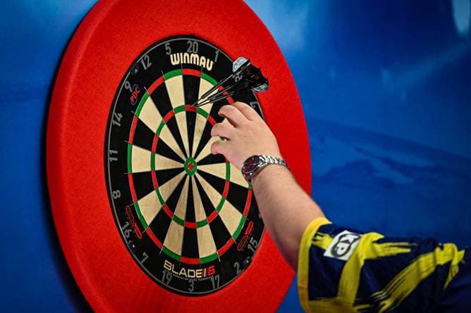 Darts-Drama endet mit Premierensieg