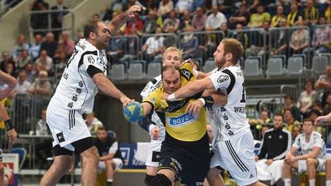 Rafael Baena (M.) bleibt den Löwen treu