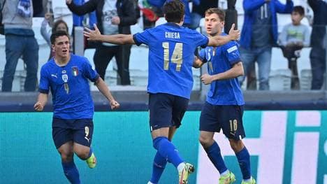 Die Italiener feiern das Tor von Nicolo Barella (R)