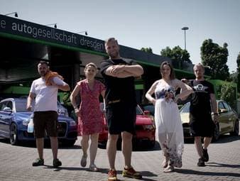 Ur-Einwohner aus Schweden: In Thüringen trifft Autohändler Enrico Tetzlaff auf echte Lappländer. Die nordischen Alleskönner kommen nicht zu Fuß, sondern auf 4 Rädern und sind militärgrün. Der erfahrene Geschäftsmann begibt sich damit auf unbekanntes Terrain. 
Der Verkauf muss in Dresden weitergehen. Gebrauchtwagen-Händler Dominik ist erst seit einer Woche dabei und schlägt sich mit einem Problemfall herum, denn beim Ankauf eines BMW M6 gibt das bayerische PS-Monster seine Geheimnisse nur nach und nach preis. 