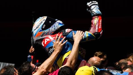 Alex Marquez wird nach seinem Sieg gefeiert