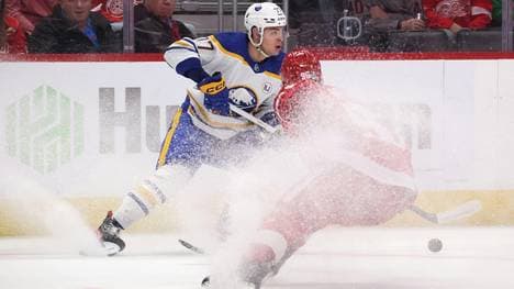 JJ Peterka (Nr. 77) traf kurz vor Schluss