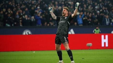 Ralf Fährmann bejubelt den Schalke-Sieg gegen den VfB Stuttgart