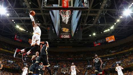 LeBron James (l.) war von den Toronto Raptors nicht zu stoppen
