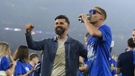 Miron Muslic (l.) feiert mit Timo Becker