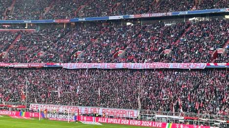 Die Bayern-Fans taten ihren Unmut im Rahmen zweier Banner kund