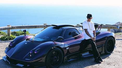 Lewis Hamilton mit Luxusauto