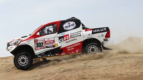 Giniel De Villiers aus Südafrika und sein deutscher Co-Pilot Dirk Von Zitzewitz verloren bei der Rallye Dakar viel Zeit 