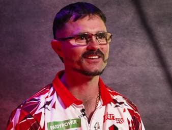 Der Flammenkopf kehrt zurück! Damon Heta trainiert hart für die Darts-WM und hat eine Erfahrung aus dem Vorjahr mit in die Vorbereitung genommen.