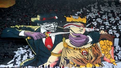 Ultras der 1. FC Köln stellten die für Rivale Düsseldorf stehende Göttin Fortuna als Messer-Opfer dar