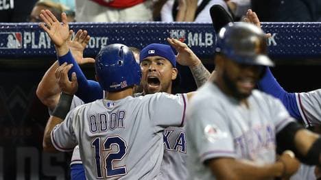 Rougned Odor und die Texas Rangers feiern den Sieg über die Toronto Blue Jays