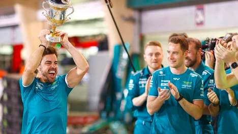 Aston-Martin-Pilot Fernando Alonso jubelte über den dritten Platz beim F1-Saisonauftakt in Bahrain