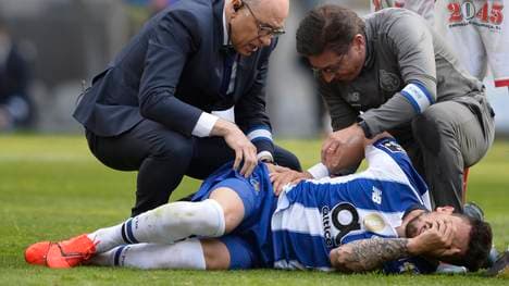 Alex Telles musste nach seinem Elfmeter ausgewechselt werden