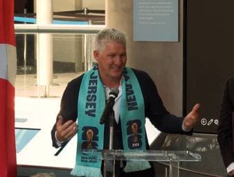 Bastian Schweinsteiger ist im Rahmen der US-Tour des WM-Pokals in seiner ehemaligen Heimat Chicago zu Gast. Dabei verrät der Weltmeister von 2014 ein interessantes Detail zu seiner Station bei Chicago Fire.