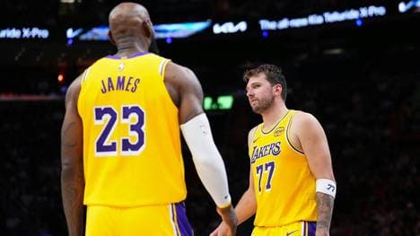 Die zwei Stars der Lakers: Doncic (r.) und James