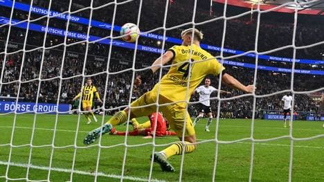 Nico Schlotterbeck (v.) klärte den Schuss von Mario Götze (h.) auf der Torlinie