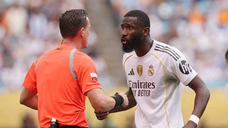 Schiedsrichter Ramon Abatti Abel im Austausch mit Antonio Rüdiger