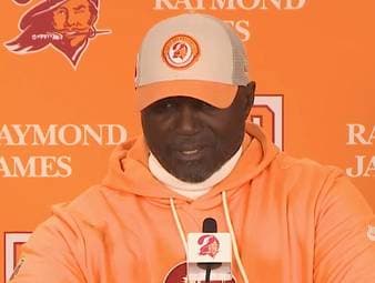 Todd Bowles ist nach der Niederlage gegen die Atlanta Falcons bedient. Der Head Coach der Tampa Bay Buccaneers in der NFL nimmt kein Blatt vor den Mund und liefert eine flammende Wutrede ab.