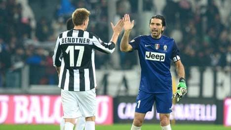 Auch Gianluigi Buffon (r.) traf Bendtner beim Rauchen und Kaffee trinken