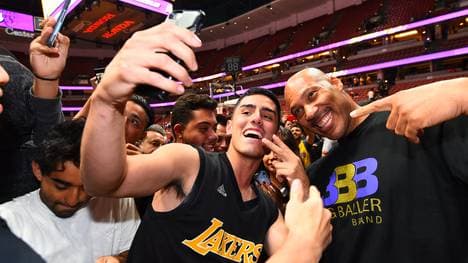 Minnesota Timberwolves v Los Angeles Lakers