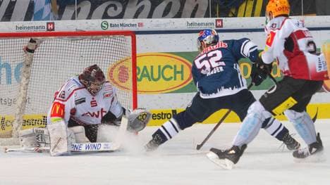Dem EHC Red Bull München (blau) fehlt noch ein Sieg zum Einzug ins Halbfinale