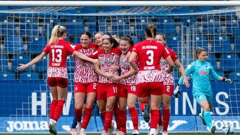 Die Frauen des SC Freiburg jubeln in Sinsheim