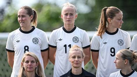 Lea Schüller (Mitte) spricht über mentale Herausforderungen