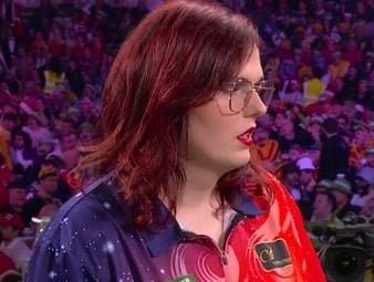 Noa-Lynn van Leuven unterläuft im Spiel gegen Peter Wright ein kurioser Fauxpas. Sie überwirft sich mit dem höchstmöglichen Score.