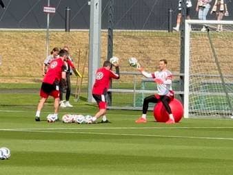 Manuel Neuer arbeitet nach seiner Wadenverletzung fleißig an seinem Comeback. Am Montag trainierte der Schlussmann bereits auf dem Platz, um im letztem WM-Test gegen die USA sein DFB-Comeback zu feiern. 