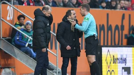 Tobias Stieler (r.) schickte Manuel Baum am Sonntag auf die Tribüne