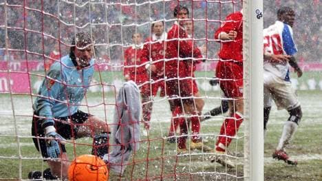 Oliver Kahn kassiert im Schneegestöber ein Gegentor gegen den HSV