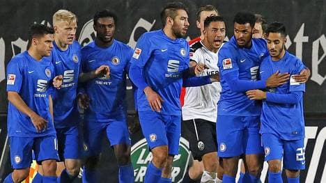 Nach Braunschweigs Tor von Salim Khelifi (r.) protestierte nicht nur Aziz Bouhaddouz wütend