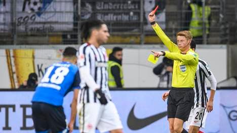 Schiedsrichter Christian Dingert zeigt Timothy Chandler von Frankfurt die Rote Karte