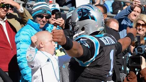 Cam Newton grüßte vor dem Spiel einen jungen Fan