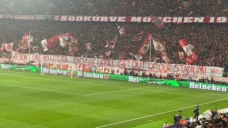 Kurz nach Anpfiff tauchte in der Münchner Südkurve dieses Banner auf