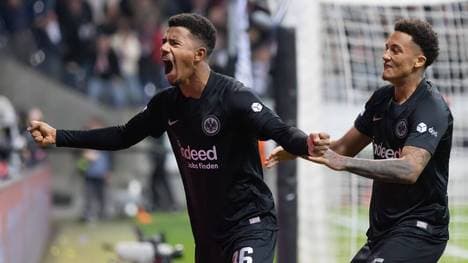 Ansgar Knauff (l.) weckt Interesse in England