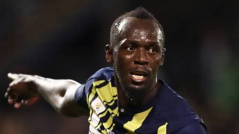 Usain Bolt steht vor der Unterschrift bei den Central Coast Mariners