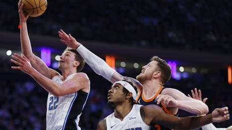 Franz Wagner (l.) im Duell mit Isaiah Hartenstein (r.)