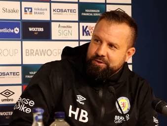 Bei einer Frage von einem bestimmten Sender reagiert Braunschweig-Trainer Heiner Backhaus deutlich und knöpft sich den Journalisten vor. 