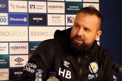 Plötzlich knöpft sich der Trainer den Lokalsender vor