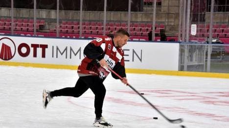 Lukas Podolski geht für die Kölner Haie aufs Eis