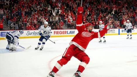 Detroits Dylan Larkin trifft in der Overtime